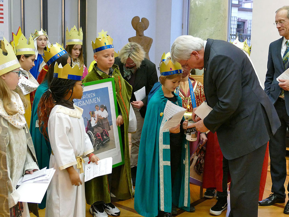 Naumburger Sternsinger zu Besuch beim Hessischen Ministerpräsidenten Volker Bouffier (Foto: Karl-Franz Thiede)